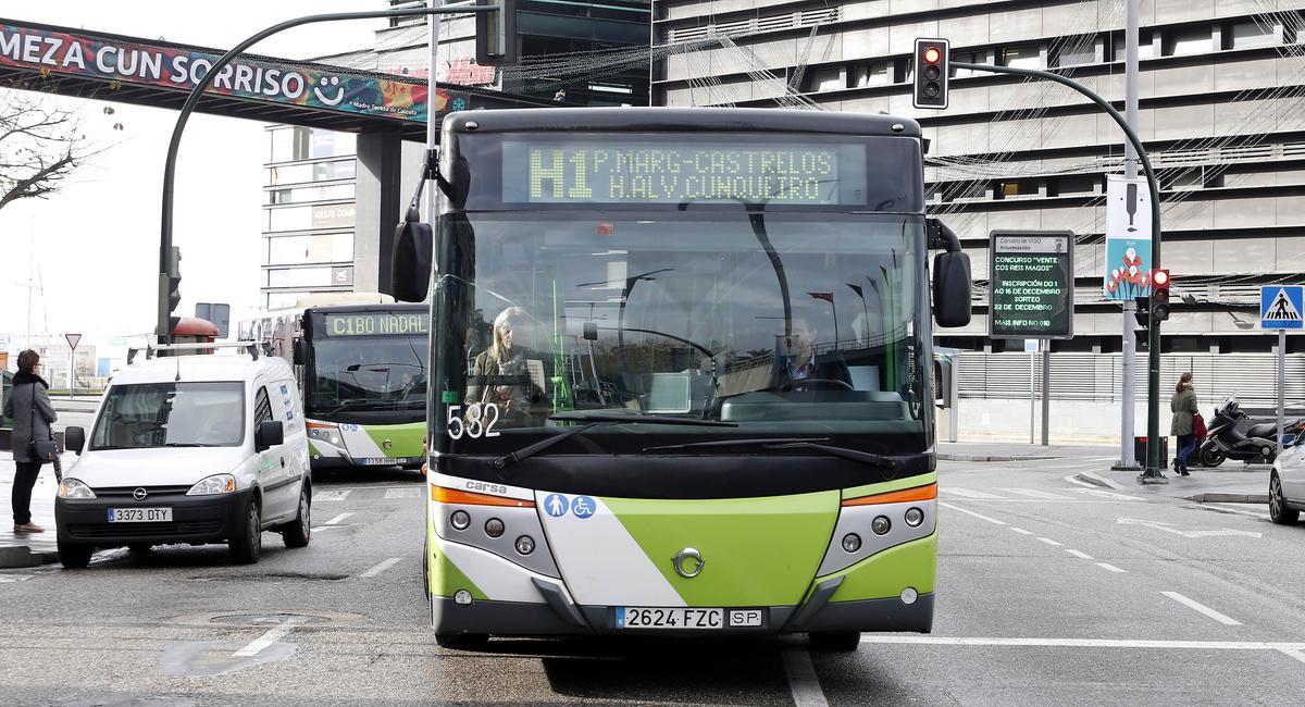 Autobús de una de las líneas de Vitrasa que llega al parque de Castrelos.