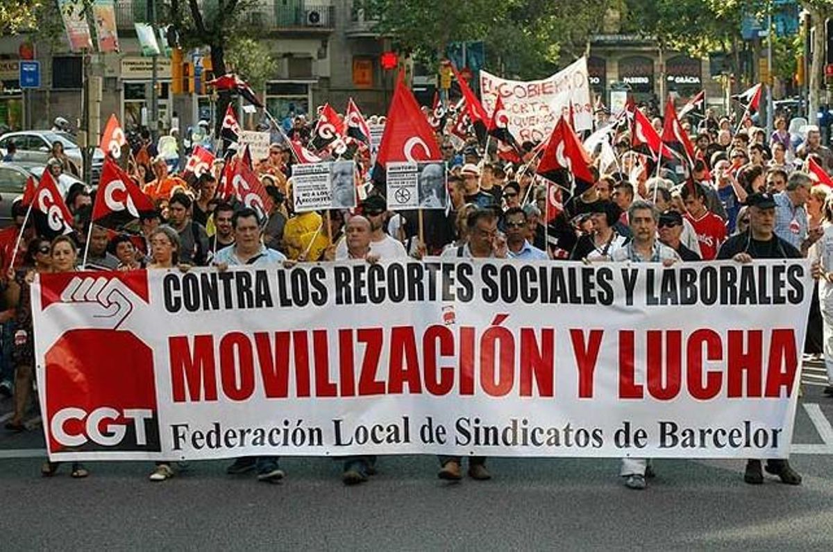 La capçalera de la protesta, en l’inici de la marxa, davant la seu de CiU a Barcelona.