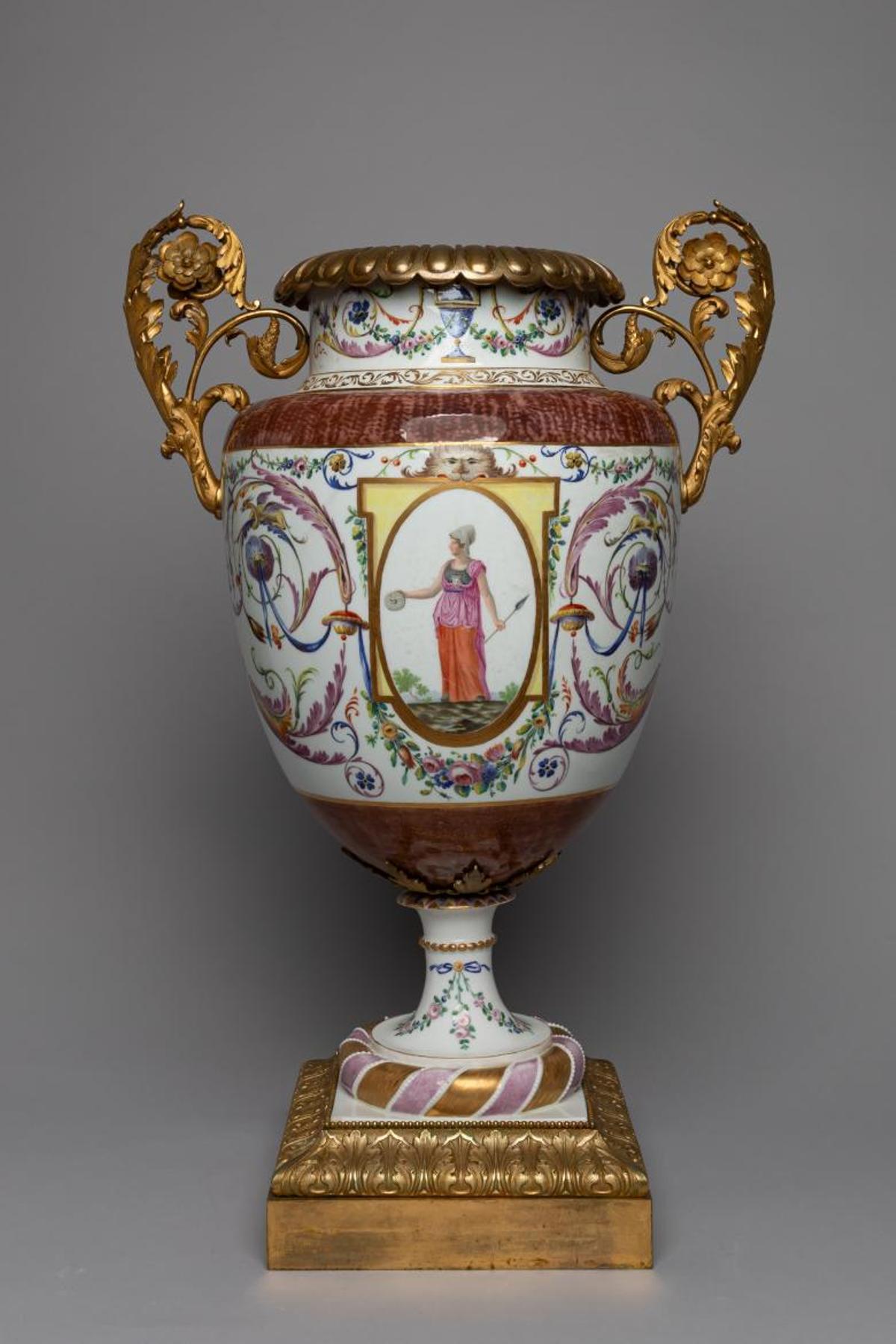 La Comunidad de Madrid dedica una exposición a la porcelana de la Real Fábrica del Buen Retiro.