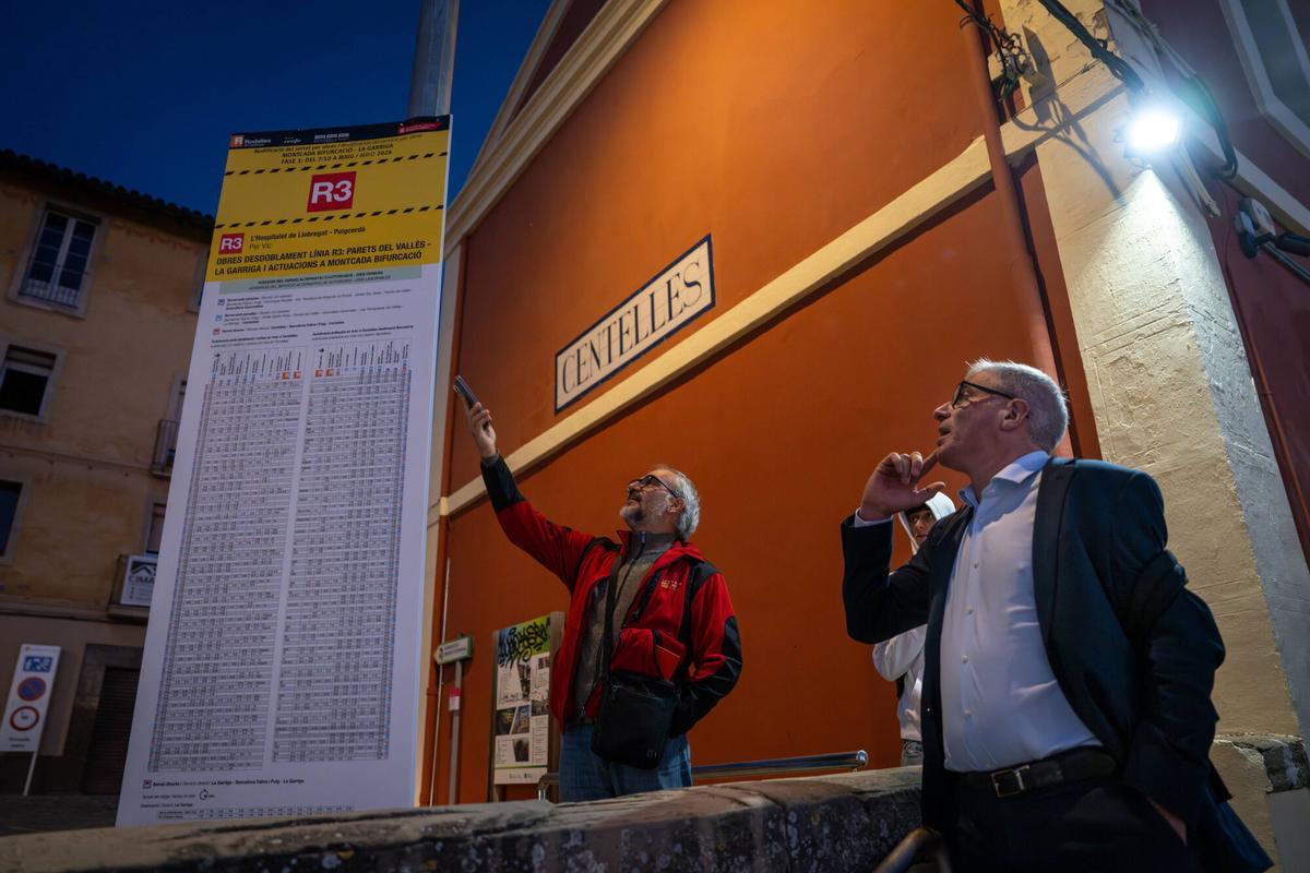 Centelles 7/10/2025 Barcelona Primer dÃa del gran macrocorte de la R3. Estación de Centelles. Antonio Carmona (centro) supervisa el plan alternativo de transporte habilitado por renfe por el corte de la R3. AUTOR: JORDI OTIX
