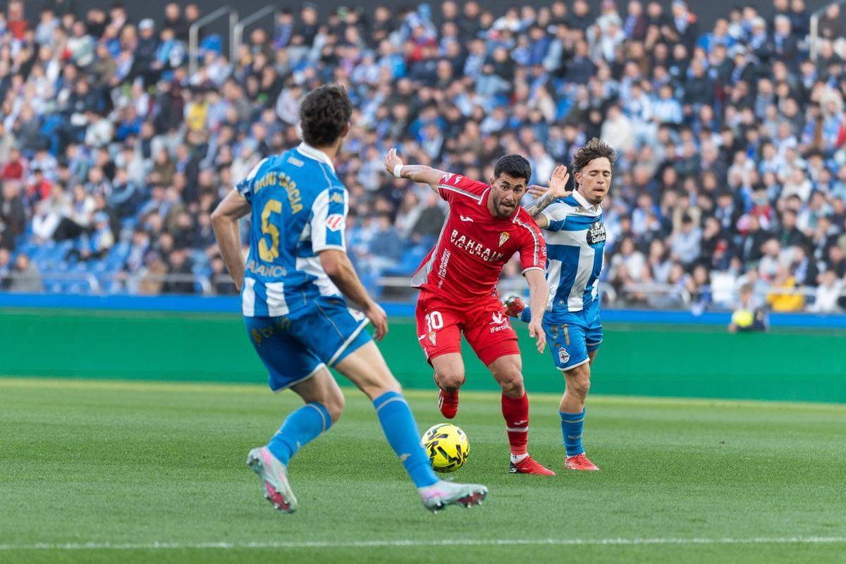 Jacobo realiza un regate en el encuentro del Córdoba CF y el Deportivo de La Coruña.