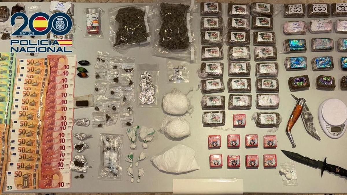 Drogra, dinero y armas blancas incautadas por la policía en la operació.