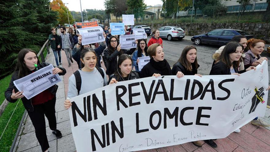 Momento de una protesta realizada hoy en Lalin contra la Lomce. // Bernabé/Javier Lalín