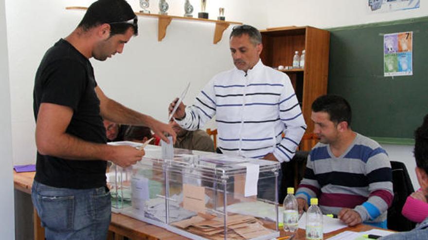 Un joven deposita su voto en las pasadas elecciones autonómicas, insulares y locales. i LUIS DEL ROSARIO
