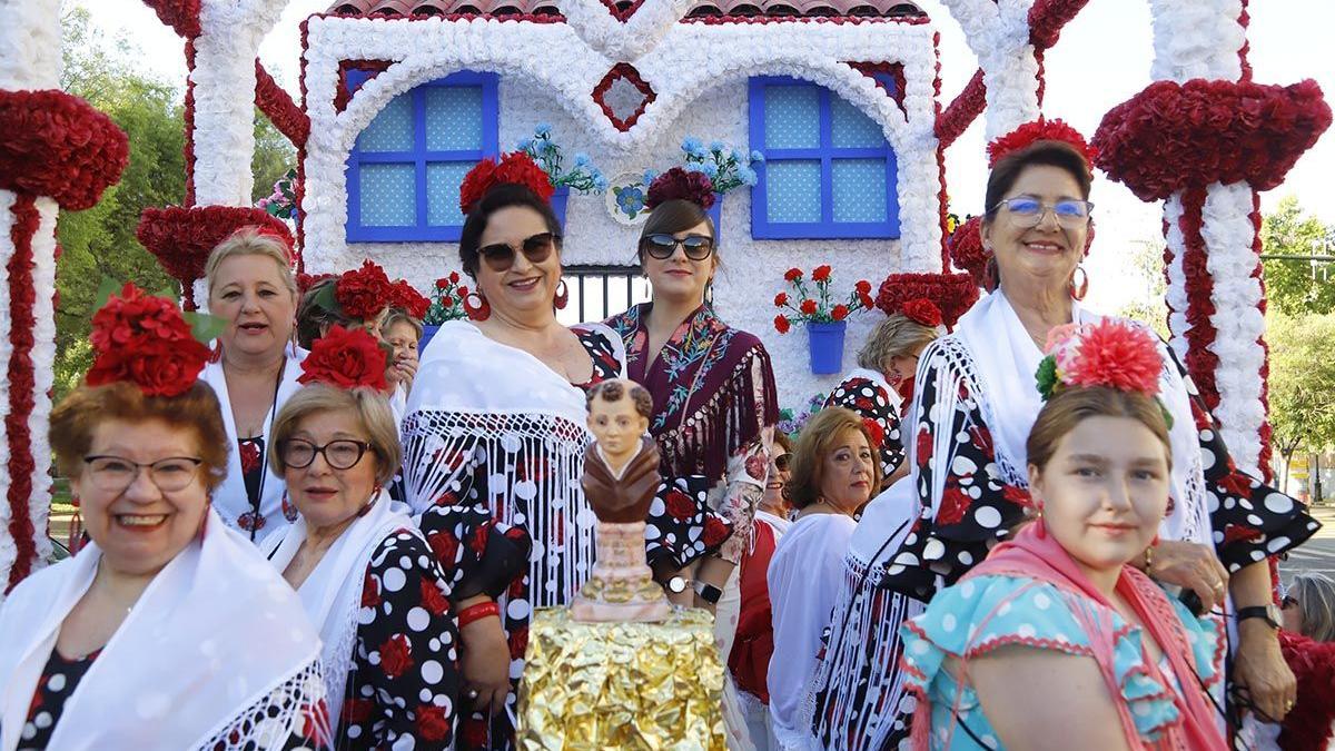 Una de las carrozas de la Romería de Santo Domingo, este domingo.