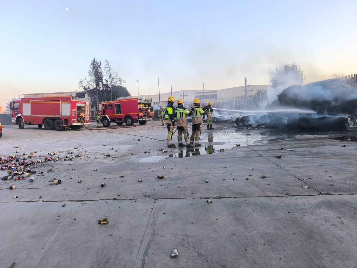 Fotogalería | Los bomberos sofocan el incendio que ha calcinado 20 coches en Mérida Fotogalería | Los bomberos sofocan el incendio que ha calcinado 20 coches en Mérida