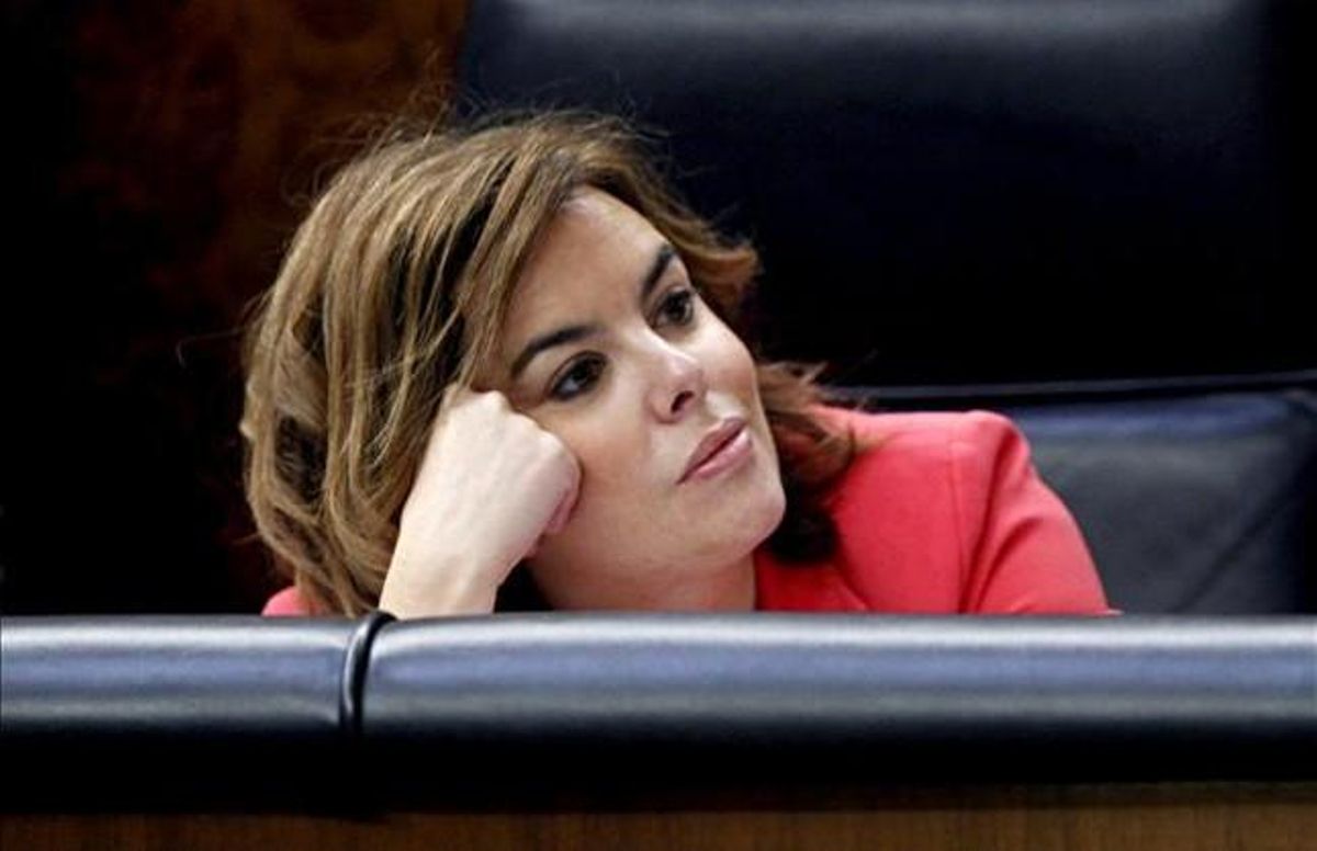 Soraya Sáenz de Santamaría, vicepresidenta del Govern, escolta el discurs de Mariano Rajoy.