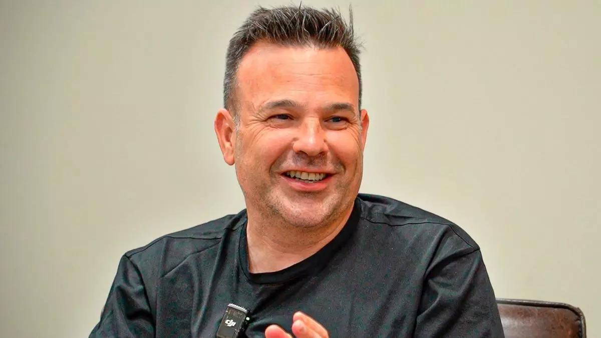 José Elías opina sobre contratar a algún familiar.