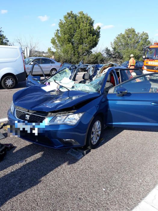 Grave accidente en la A-7: la rueda de un camión impacta contra un coche