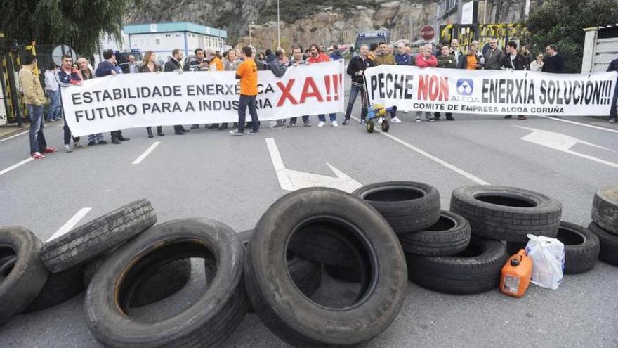 Los trabajadores de Alcoa cortan el tráfico en las inmediaciones de la factoría.