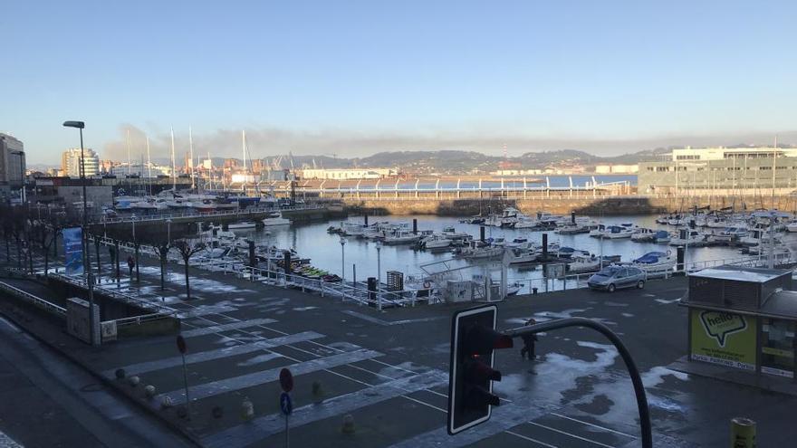 La espectacular boina de contaminación con la que amaneció Gijón