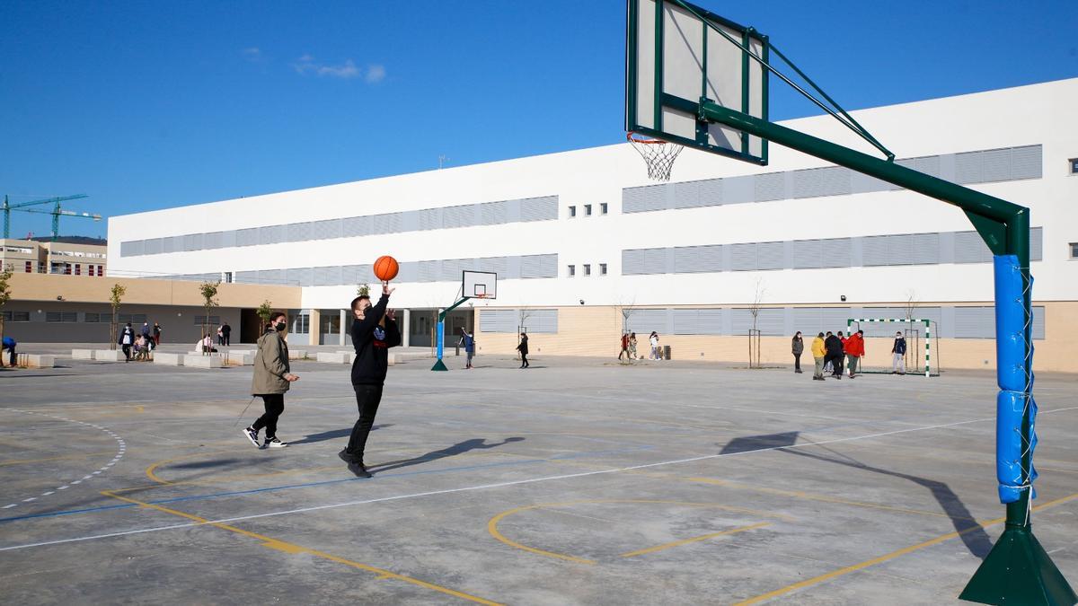 Niños jugando al baloncesto en el patio de un colegio en Córdoba.