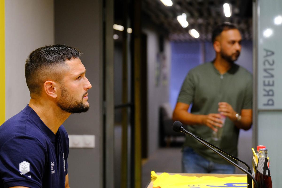 Florin Andone, durante su presentación, en la sala de prensa. En el fondo, David Rodríguez Deivid.