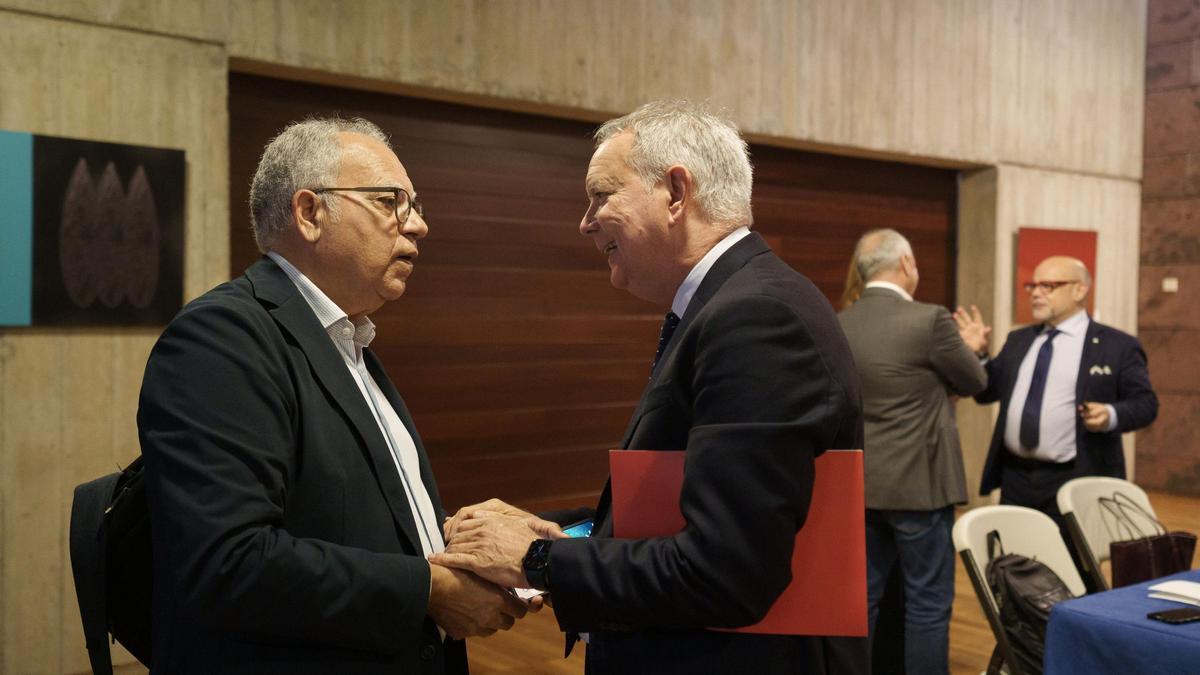 Foto de archivo de Casimiro Curbelo (i) y Sebastián Franquis conversan antes del comienzo de la reunión sobre el 'decreto Canarias' en la sede de Presidencia.