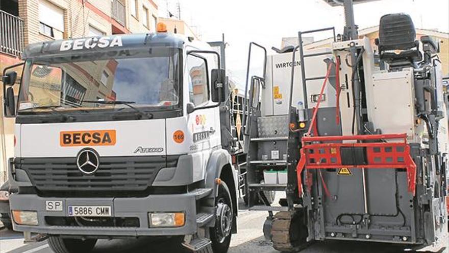 Empiezan los trabajos del plan de asfaltado por el camino Vora Riu