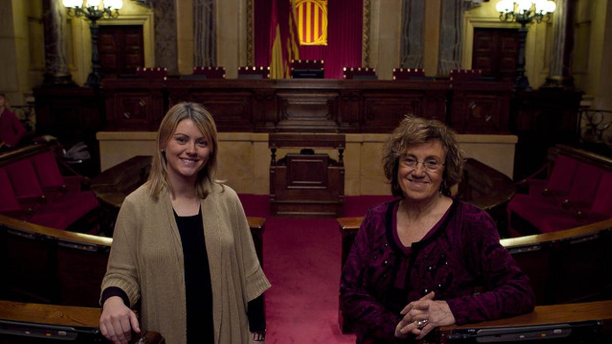 La portavoz del PDeCAT, Maria Senserrich (izquierda) y la socialistas Rosa Barenys, en el hemiciclo del Parlament.