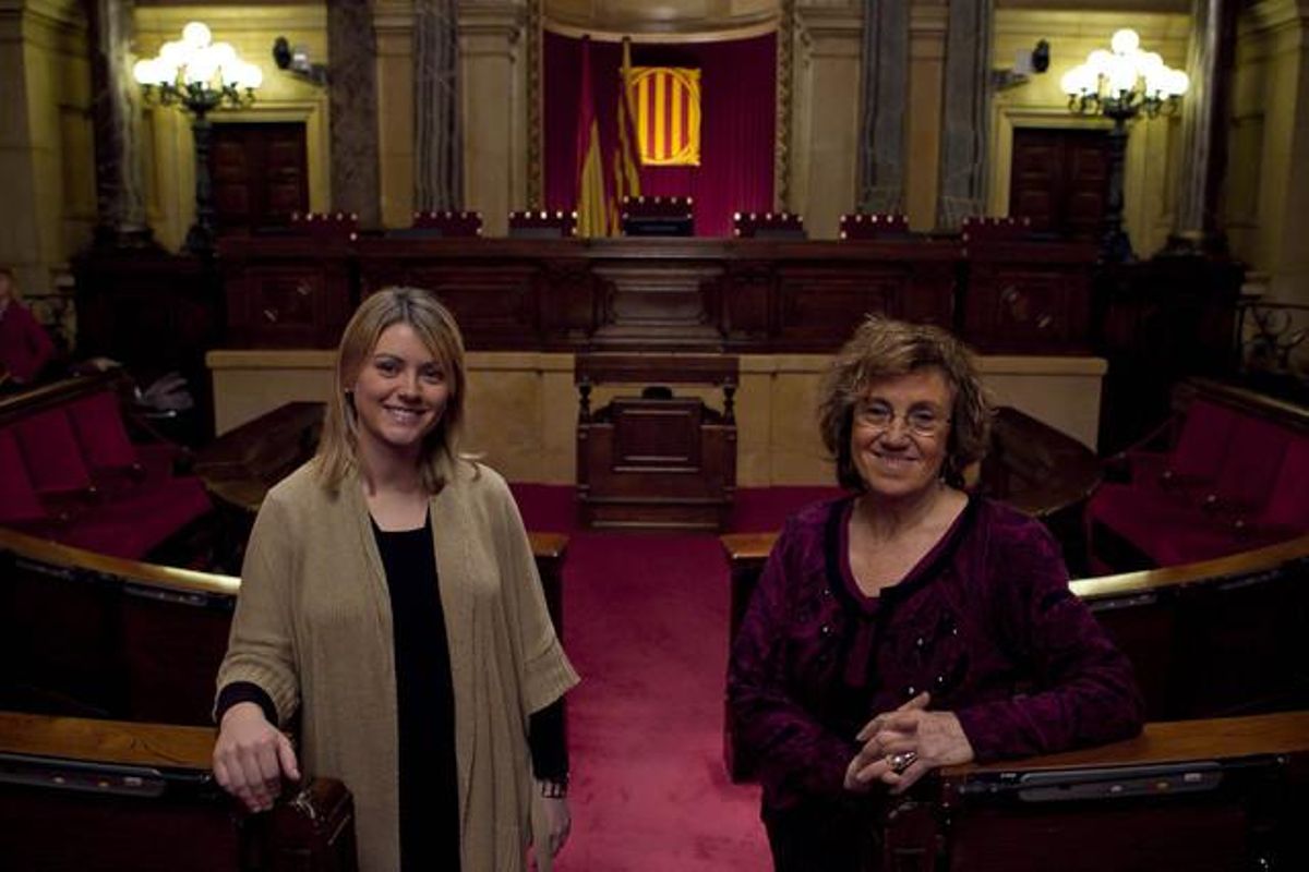 La convergent Maria Senserrich (esquerra) i la socialistes Rosa Barenys, a l’hemicicle del Parlament. La convergent Maria Senserrich (esquerra) i la socialistes Rosa Barenys, a l’hemicicle del Parlament.