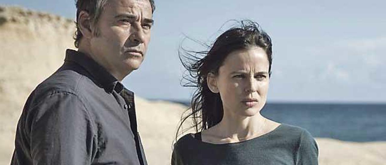 Eduard Fernández y Elena Anaya en ´Lejos del mar´, de Imanol Uribe.