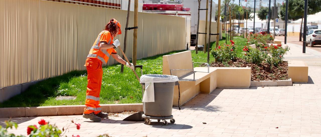 Operarios de Sadeco en la calle del Potro del recinto ferial.