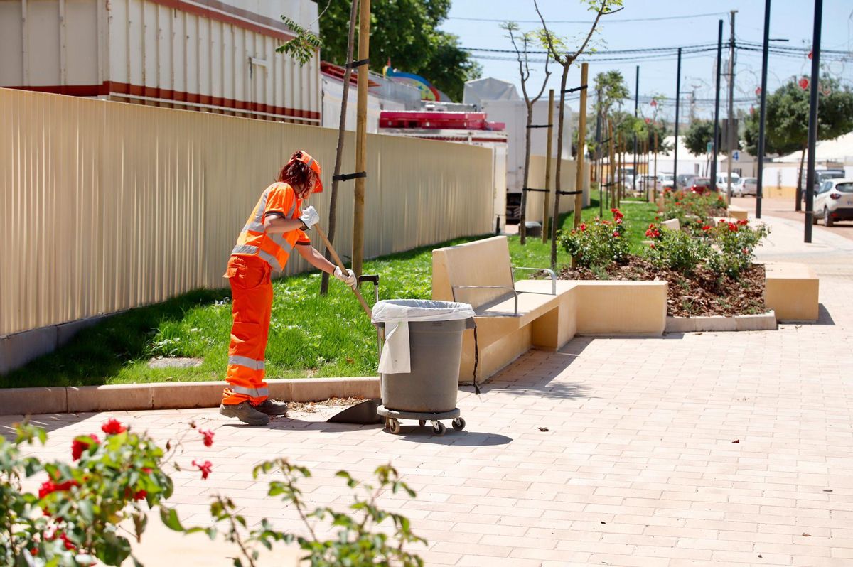 Operarios de Sadeco en la calle del Potro del recinto ferial.