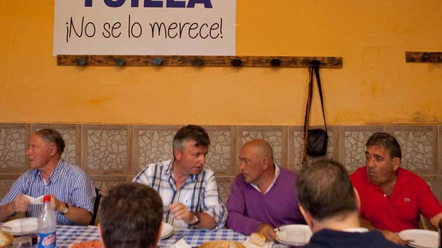 Laudelino Campelo (segundo por la izquierda) y Belarmino García Noval conversan durante la comida ayer en Tuilla.