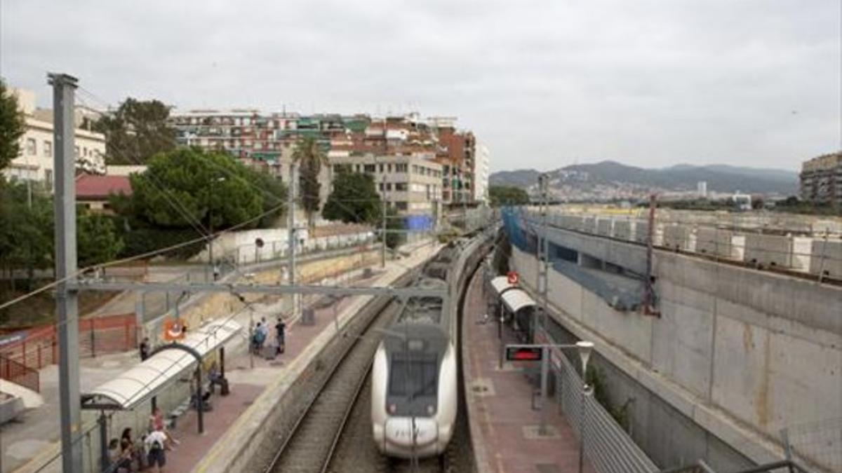 Vías y andenes provisionales junto al desierto de hormigón de las obras paralizadas de la futura estación de Rodalies de Sant Andreu Comtal, ayer.