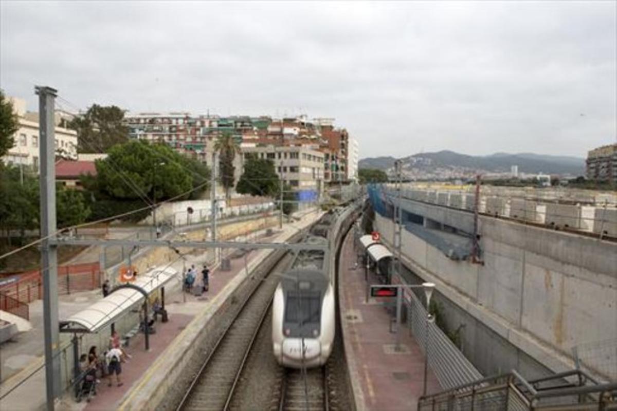 Vies i andanes provisionals vora el desert de formigó de les obres paralitzades de la futura estació de Rodalies de Sant Andreu Comtal, ahir.