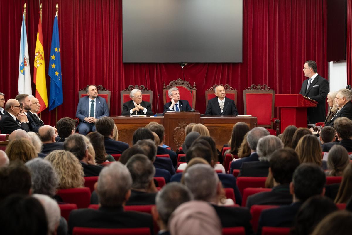 Martinón, en su ingreso en la Real Academia de Medicina de Galicia.