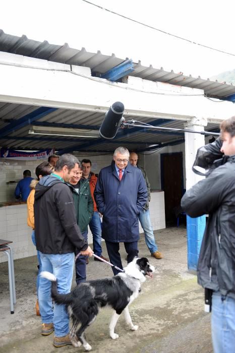 Grabación de un programa de televisión en el campo del Santiago de Aller