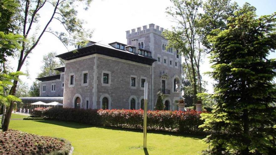 Fachada principal del Hotel Castillo del Bosque de La Zoreda.