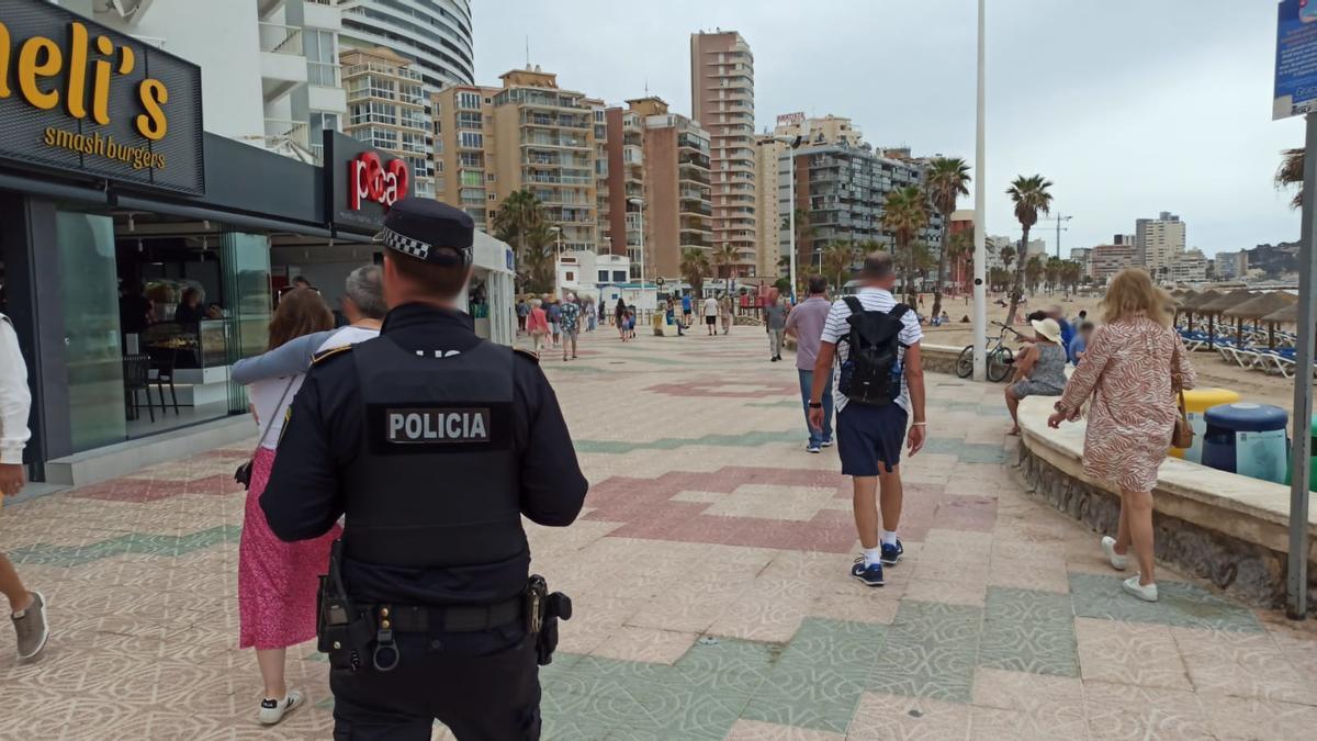Un agente, en la playa de la Fossa de Calp