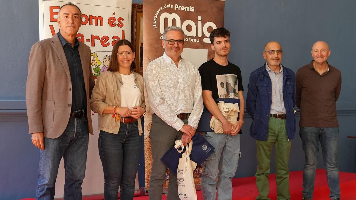 Imagen de los galardonados de la edición del 2023 de los Premis Maig, junto a varios de los miembros del jurado.