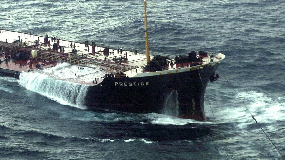 The 'Prestige', at the moment of splitting in two off the Galician coast. The 'Prestige', at the moment of splitting in two off the Galician coast.
