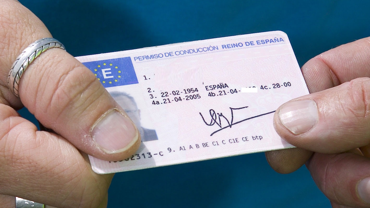 ¿Tienes el código '01' en tu permiso de conducir? La Guardia Civil ya para y multa a los conductores que no cumplen esta norma