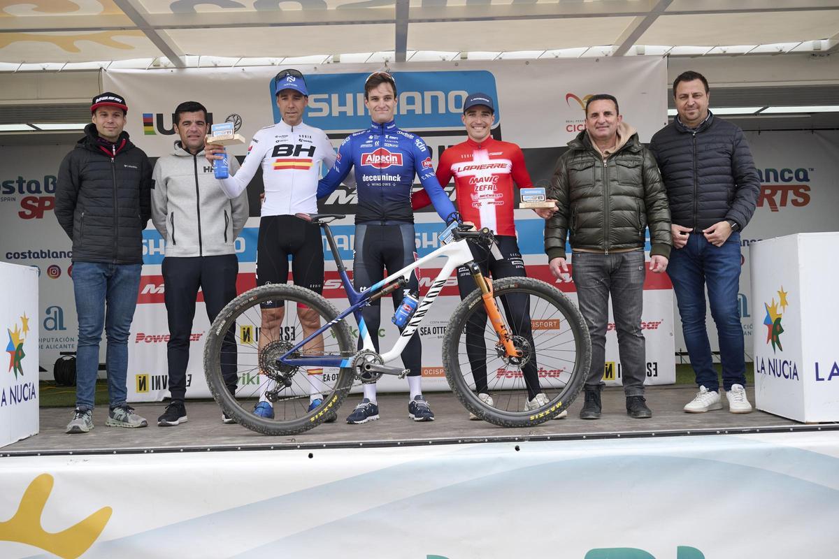 Podio Élite masculino 1º Samuel Gaze, 2º David Valero y 3º Sabastian Fini.