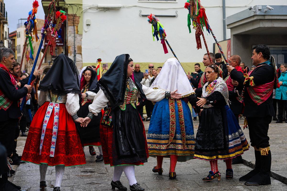 Desfile de indumentaria tradicional