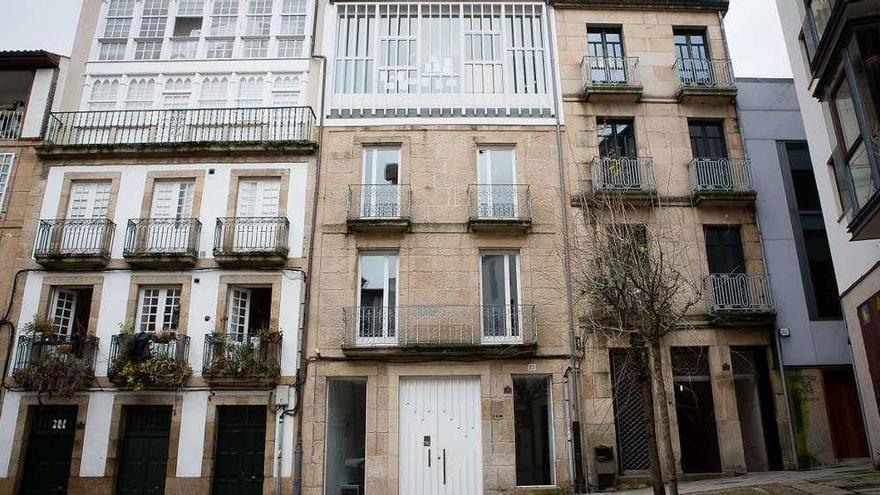 En el centro, y con la puerta principal de color blanco, la llamada Casa de la Magia, y futuro Museo Bolechas. // Brais Lorenzo