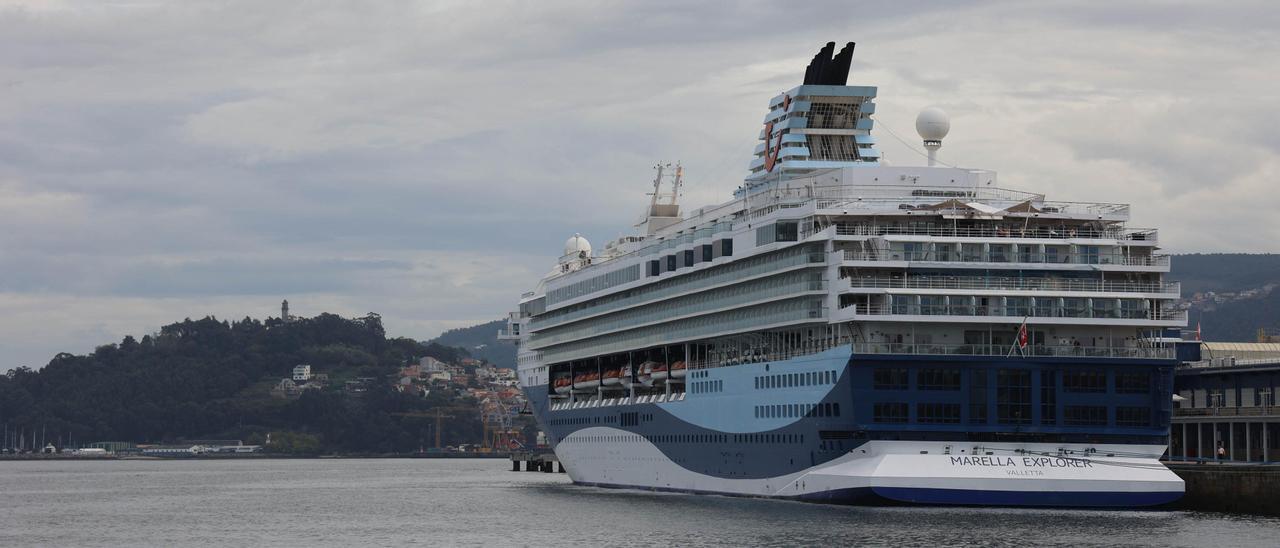 Turistas a su llegada al Puerto de Vigo