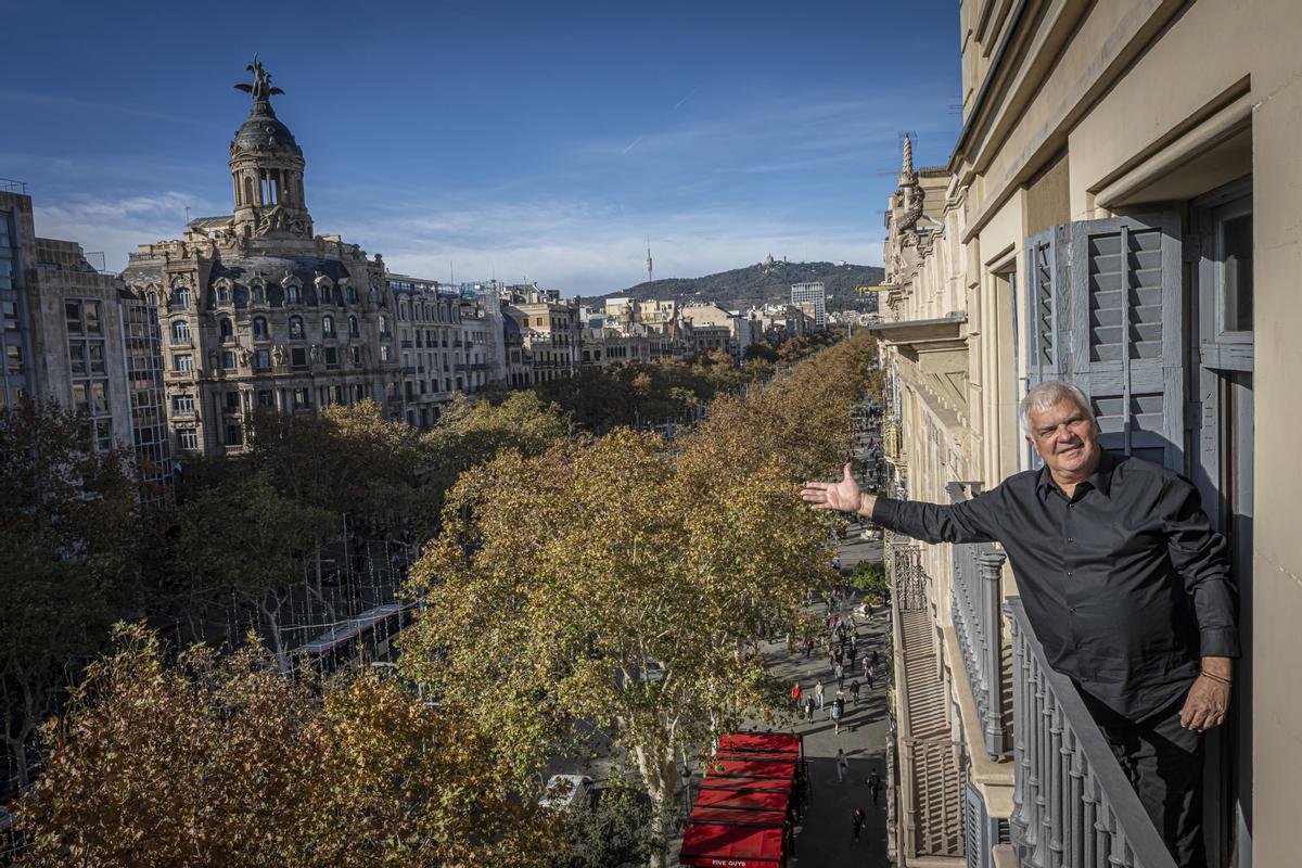Joan Gràcia en el balcón del piso que tiene alquilado desde hace décadas en el Passeig de Gràcia.