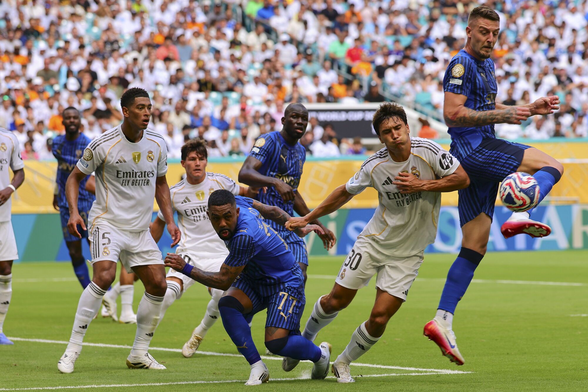 MIAMI (United States), 18/06/2025.- Jude Bellingham (L), Fran Garcia (2-L), and Gonzalo Garcia (2-R) of Real Madrid in action against Malcom (2L) and Sergej Milinkovic-Savic of Al Hilal (R) during the FIFA Club World Cup 2025 soccer match between Real Madrid and Al Hilal AC in Miami, Florida, USA, 18 June 2025. (Mundial de Fútbol) EFE/EPA/CRISTOBAL HERRERA-ULASHKEVICH