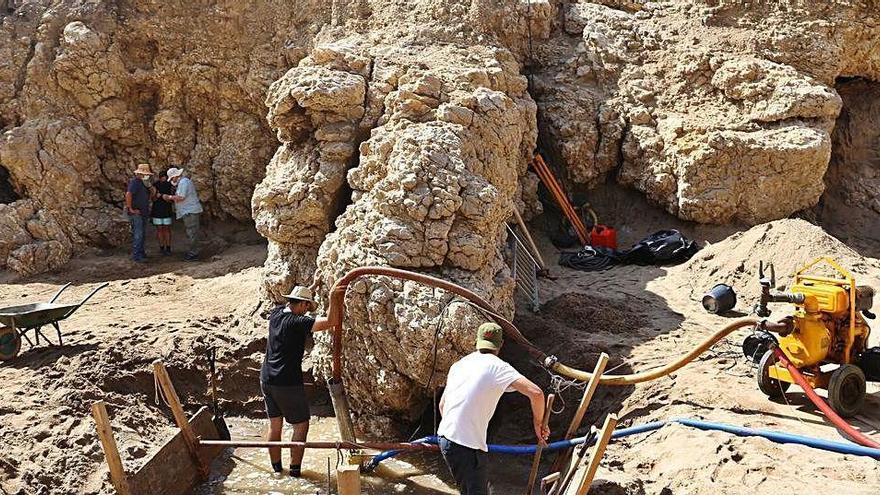 Membres del Centre d&#039;Arqueologia a peu del penya-segat.