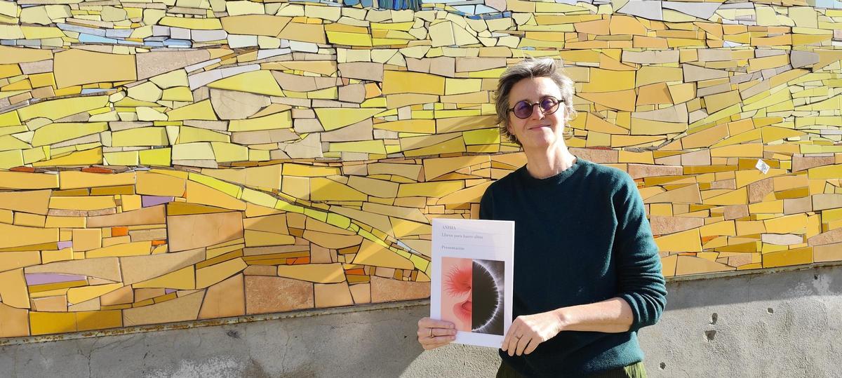 L'editora i escriptora Elisabet Riera, fotografiada a Figueres amb la portada del llibre que inaugura aquest nou segell editorial.