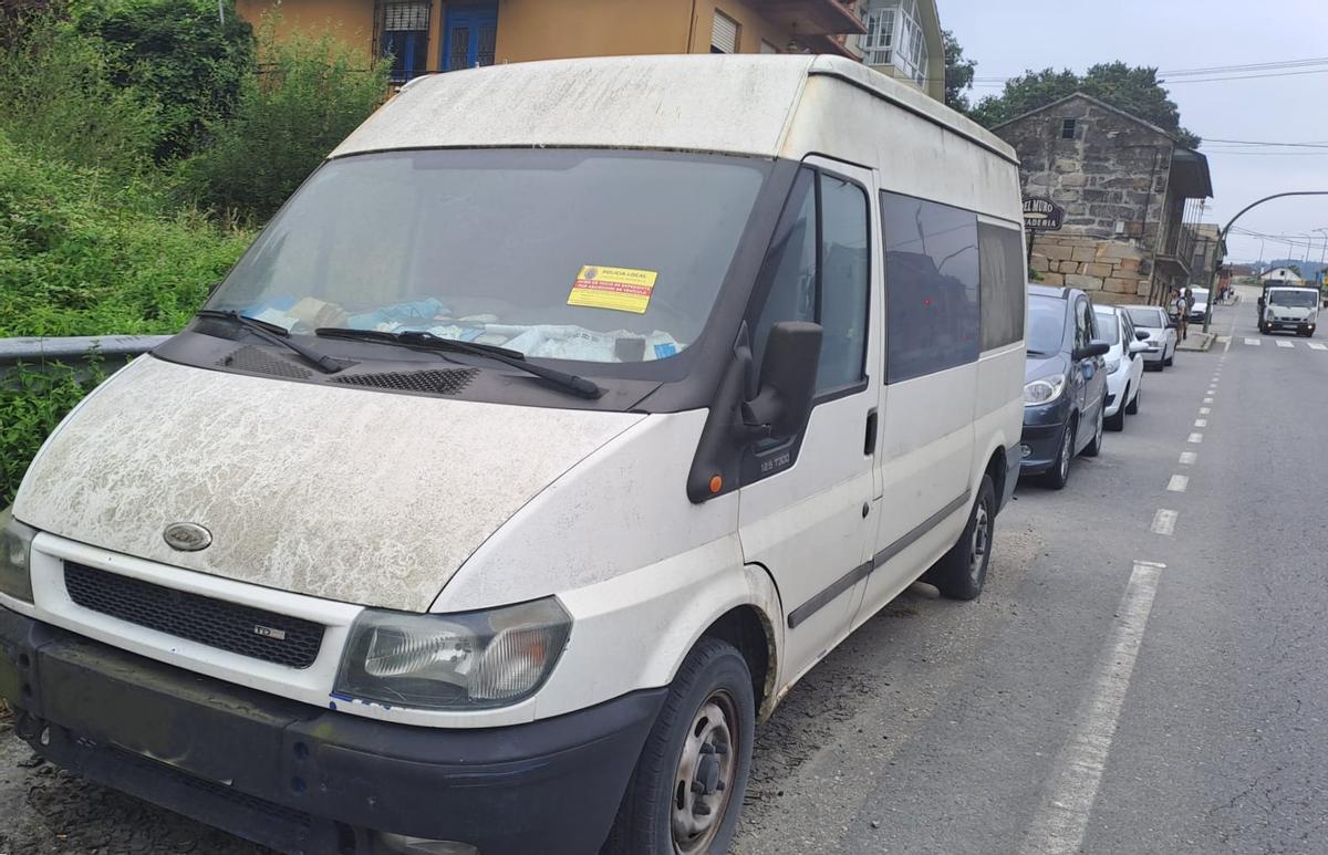 Una furgoneta abandonada en un vial de Redondela.