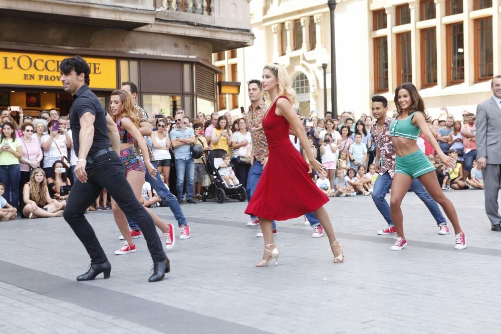 Los artistas del musical "Dirty dancing" hacen una exhibición en la calle en Gijón.