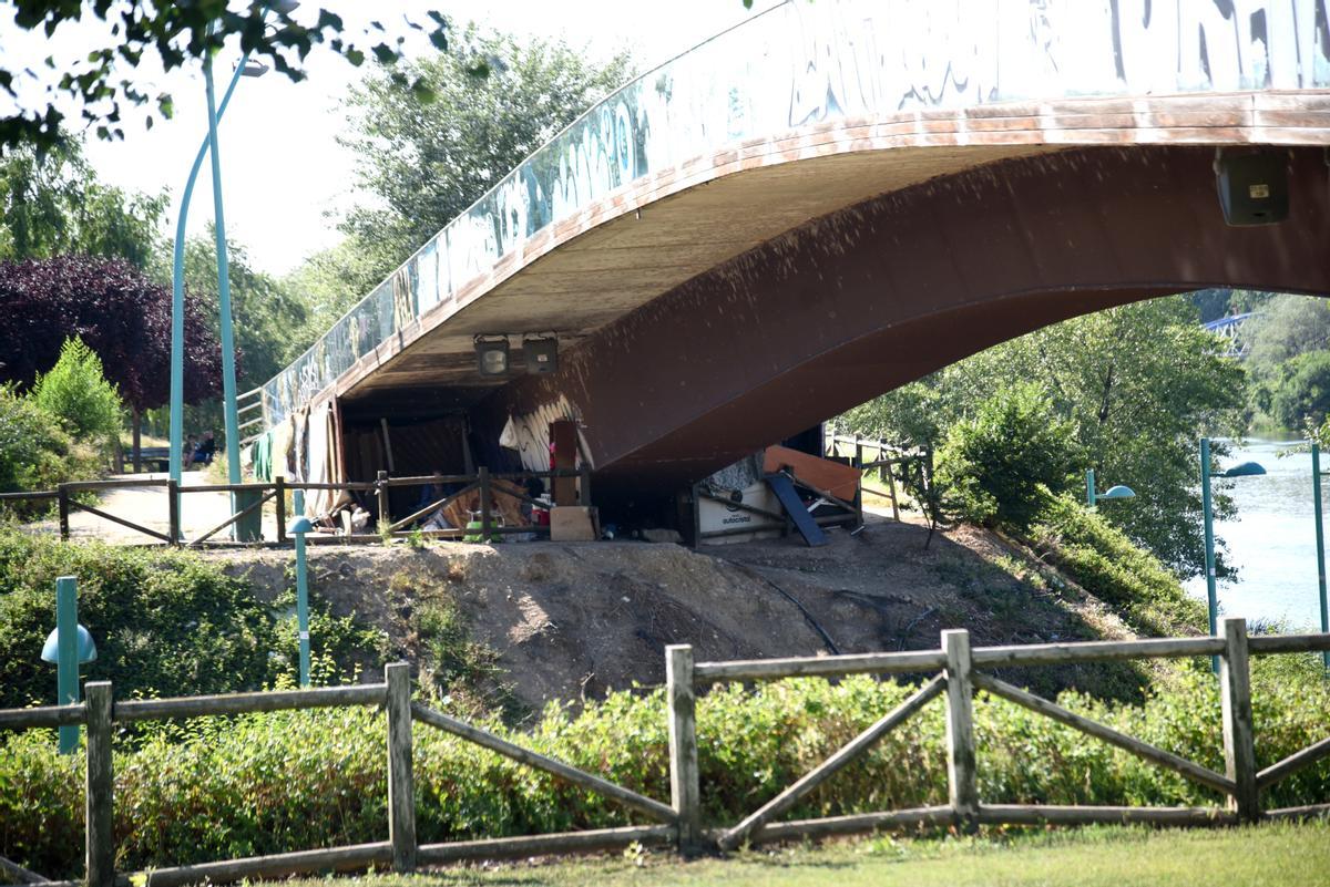 Entre colchones y tiendas de campaña | La vida bajo el puente del río Huerva en Zaragoza