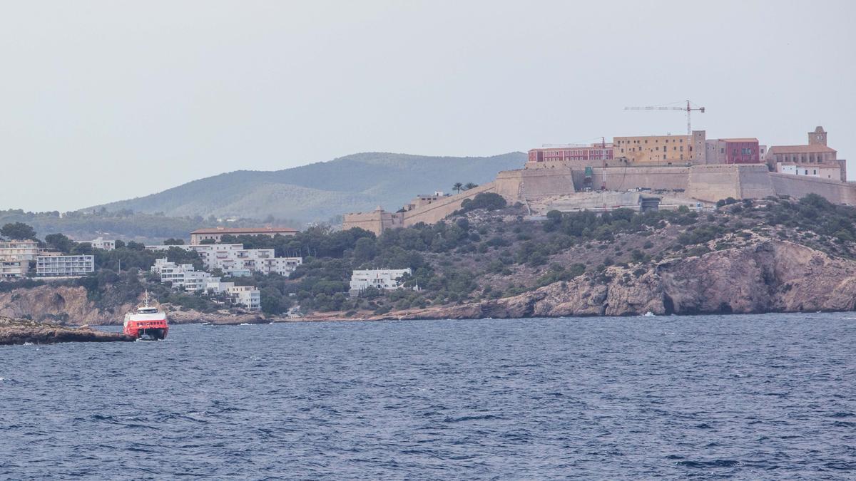 La naviera tiene tres días para presentar un plan para reflotar el ferry encallado en el islote de Ibiza