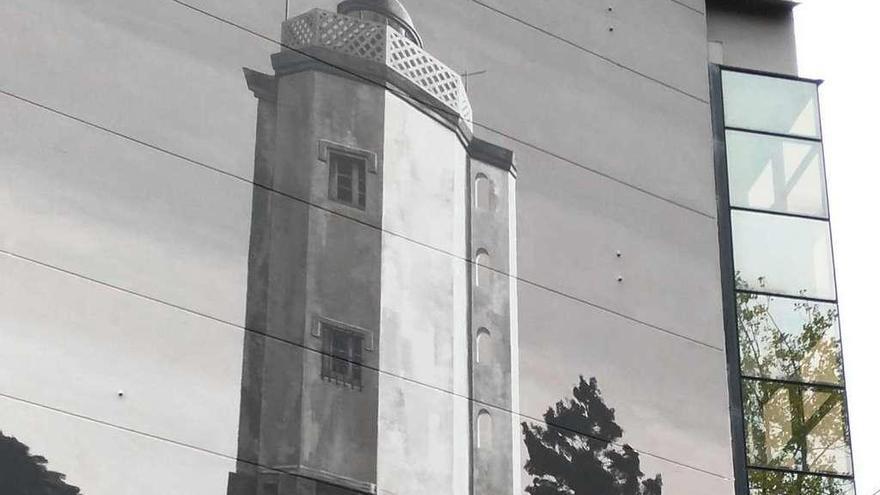 Faro de Mera pintado en la fachada del edificio de Hacienda en la capital oleirense.