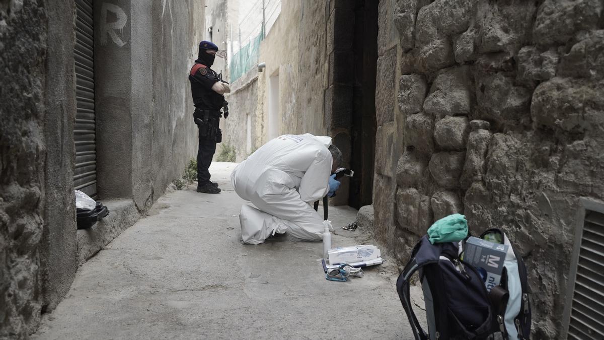 Els Mossos escorcollen un pis al carrer de la travessera dels drets per la mort de Carles Vilajosana