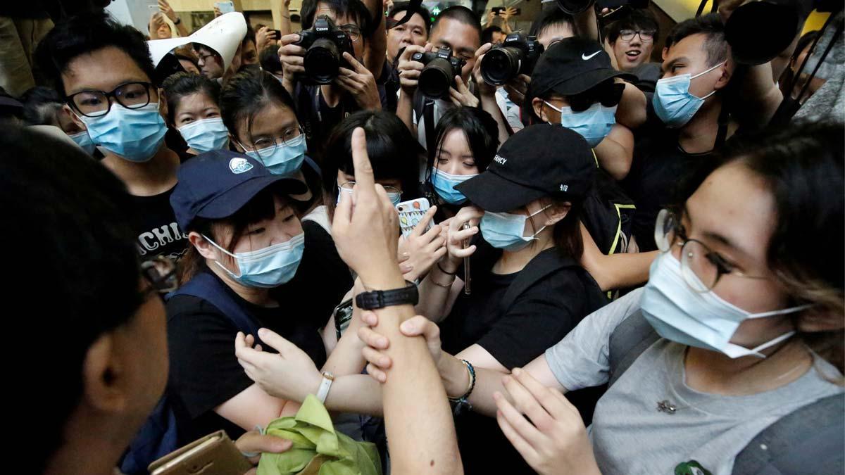 Decenas de manifestantes levantan su voz contra la ley de extradición en Hong Kong.