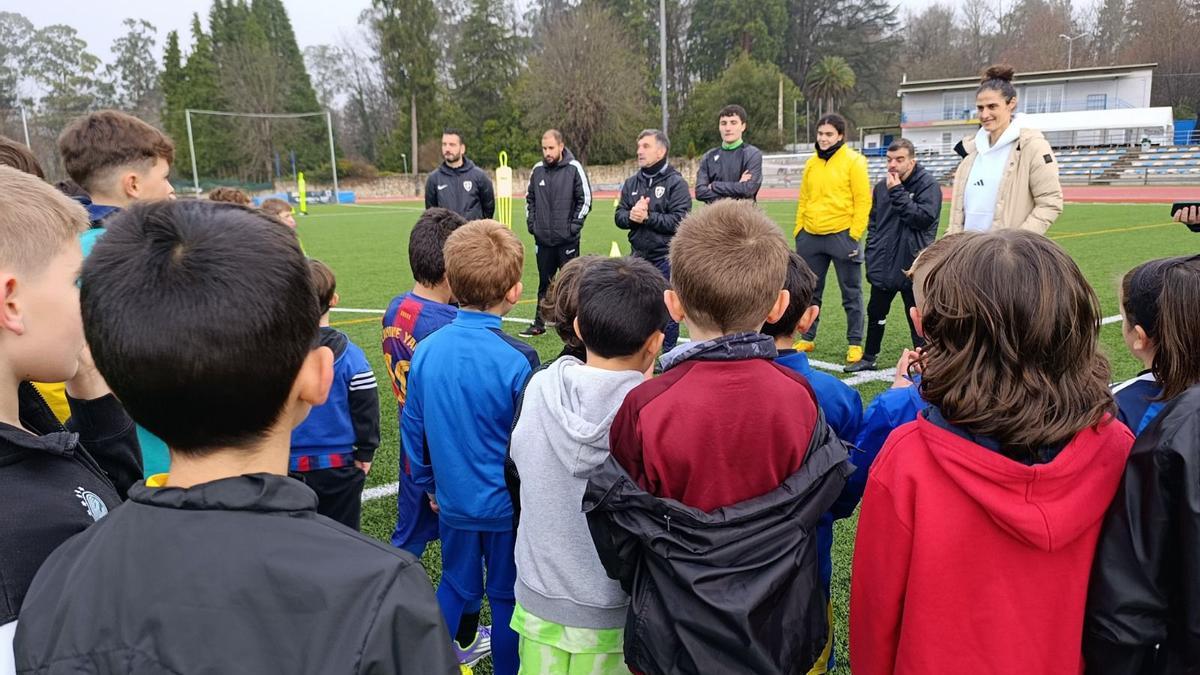 Montse Tomé, día de Nochebuena con los niños del Atlético de Lugones